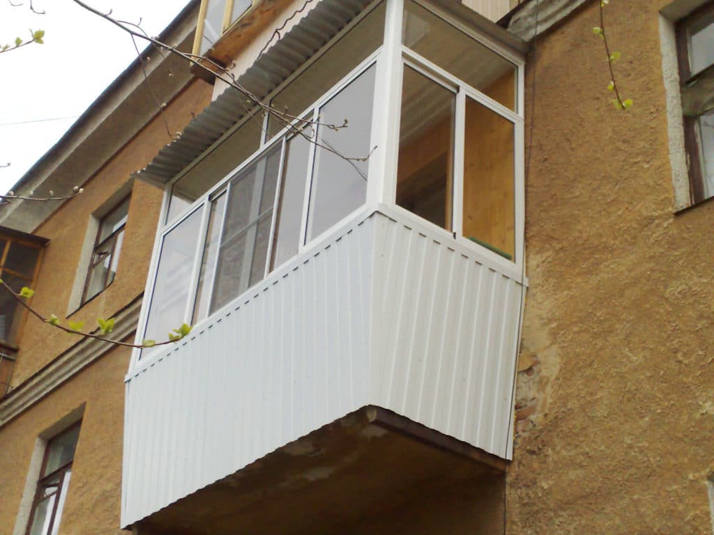 Остекление балкона, отделка снаружи, установка крыши