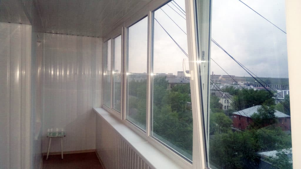 Остекление балкона, отделка панелями